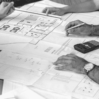 Architecte travaillant sur des plans